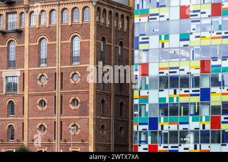 Façades des bâtiments Alte Maelzerei (ancien malthouse) et Colorium gratte-ciel au Medienhafen (port des médias), Duesseldorf, Allemagne. Fassaden der Banque D'Images