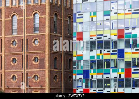 Façades des bâtiments Alte Maelzerei (ancien malthouse) et Colorium gratte-ciel au Medienhafen (port des médias), Duesseldorf, Allemagne. Fassaden der Banque D'Images