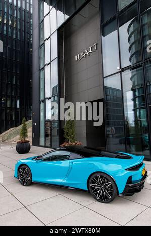 McLaren GTS se trouve devant l'hôtel Hyatt Regency dans le Medienhafen (port des médias), Duesseldorf, Allemagne. McLaren GTS Steht vor dem Hyatt Regen Banque D'Images