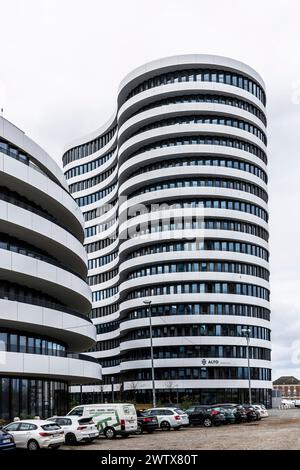 La tour de 16 étages 'Alto' de l'Office Campus 'myhive' au Medienhafen (port des médias) Duesseldorf, Allemagne. Der 16 geschossige Turm 'Alto' des of Banque D'Images