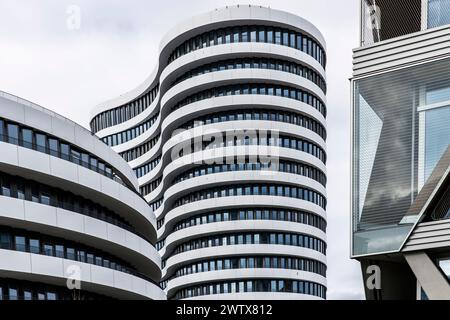 La tour de 16 étages 'Alto' de l'Office Campus 'myhive' au Medienhafen (port des médias) Duesseldorf, Allemagne. Der 16 geschossige Turm 'Alto' des of Banque D'Images