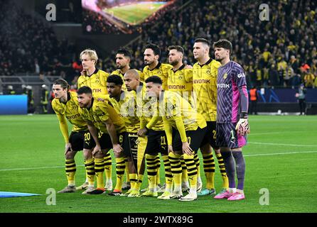 Ligue des champions, signal Iduna Park Dortmund : Borussia Dortmund vs PSV Eindhoven ; Teamfoto BVB, retour à gauche : Julian Brandt (BVB), Emre Can (BVB), Mats Hummels (BVB), Niclas Füllkrug (BVB), Niklas Süle (BVB), Gregor Kobel (BVB), devant à gauche : Marcel Sabitzer (BVB), Salih Özcan (BVB), Ian Maatsen (BVB), Donyell Malen (BVB), Jadon Sancho (BVB). Banque D'Images