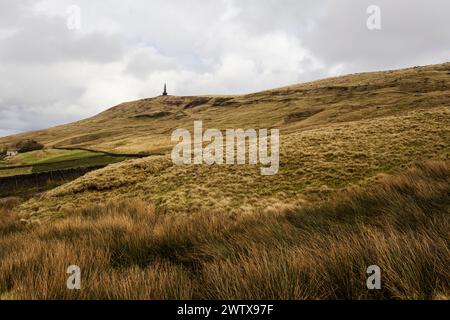 Stoodley Pike dans les Pennines du Sud, West Yorkshire. Monument Stoodley Pike à son sommet Banque D'Images