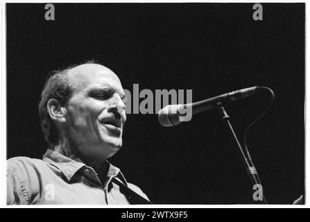 JAMES TAYLOR, CONCERT, 1999 : le légendaire guitariste et compositeur-interprète américain James Taylor jouant en concert au Cardiff International Arena CIA à Cardiff, pays de Galles, Royaume-Uni le 2 août 1999. Photographie : Rob Watkins. INFO : James Taylor, guitariste influent né le 12 mars 1948 à Boston, Massachusetts, est célébré pour son style de picking et son écriture sincère. Banque D'Images