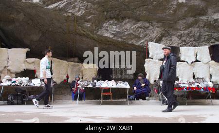 Géorgie, Tbilissi - 26 septembre 2023 : Bazar avec des gens dans les montagnes. Film de stock. Bazar touristique avec des souvenirs parmi les montagnes rocheuses. Souvenirs Banque D'Images