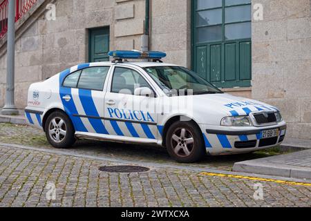 Porto, Portugal - 03 juin 2018 : voiture de police garée devant un poste de police dans la vieille ville. Banque D'Images