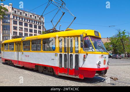 Odessa, Ukraine - 01 juillet 2018 : tramway de la ligne 10 passant dans le centre-ville. Banque D'Images