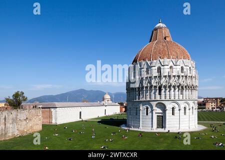 Pise, Italie - mars 31 2019 : la Piazza dei Miracoli avec le Baptistère de Pise, le Camposanto et une vue partielle sur les remparts de la ville. Banque D'Images