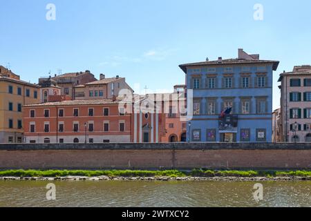 Pise, Italie - mars 31 2019 : paroisse de Sainte-Cristina (italien : Parrocchia di Santa Cristina) à côté du Palazzo Blu le long du fleuve Arno. Banque D'Images