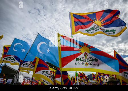 Les manifestants ont agité les drapeaux nationaux du Tibet et du Turkestan oriental pendant la manifestation. Tibétains, Ouïghours, Hong Kongais et manifestants chinois se sont rassemblés pour une manifestation sur les pelouses devant le Parlement à Canberra lors de la visite du ministre chinois des Affaires étrangères Wang Yi en Australie le 20 mars. Les manifestants ont accusé le gouvernement chinois d'avoir commis des atrocités contre des personnes au Tibet, à Hong Kong, au Turkestan oriental et en Chine continentale. Ils ont exigé que le gouvernement australien accorde la priorité aux droits de l'homme sur le commerce dans ses relations avec la Chine. (Photo de George Chan/SOPA image Banque D'Images