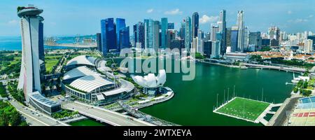 SINGAPOUR-2 OCTOBRE 2018 : gratte-ciel du quartier des affaires , vu à travers Marina Bay Singapour Banque D'Images