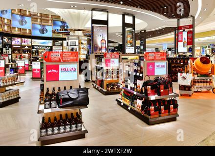 Aéroport de Changi, Singapour - OCTOBRE 3,2018 : le magasin de vins et spiritueux du terminal 4 de l'aéroport de Changi de Singapour est un nouveau bâtiment de terminal de passagers Banque D'Images