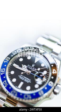 Bangkok Thaïlande- Fév 20,2022 :gros plan Rolex GMT-Master II 'Batman'40mm avec cadre bleu-noir acier céramique montre pour hommes sur fond blanc Banque D'Images