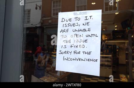 Prenez une vidéo de PA d'un magasin Greggs à Lichfield, Staffordshire. Les magasins Greggs à travers le Royaume-Uni ont été touchés par des problèmes techniques les empêchant d'accepter des paiements, forçant certains à fermer. Date de la photo : mercredi 20 mars 2024. Banque D'Images