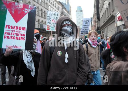 Des manifestants pro-palestiniens défilent avec des pancartes exprimant leur opinion. Des manifestants se sont rassemblés à Manhattan, New York City, condamnant les opérations militaires des Forces de défense israéliennes à l'hôpital al-Shifa à Gaza City. L’armée israélienne a déclaré que ses troupes avaient commencé à attaquer l’hôpital pour cibler les membres du Hamas le lundi 18 mars. le ministère de la santé de Gaza, qui est dirigé par le Hamas, a déclaré que le raid d'Israël est un crime de guerre car des milliers de civils s'abritent à l'hôpital. Depuis le début de la guerre le 7 octobre 2023, le ministère de la santé de Gaza a déclaré que plus de 31 000 personnes avaient été tuées à Gaza, un territoire gouverné par Hama Banque D'Images