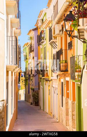 Rue étroite avec des maisons colorées à Villajoyosa, Espagne Banque D'Images