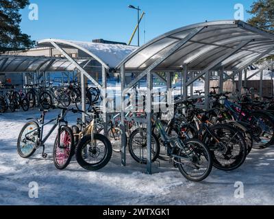 Une place de parking pour vélos dans une cour d'école en hiver, Kempele Finlande Banque D'Images