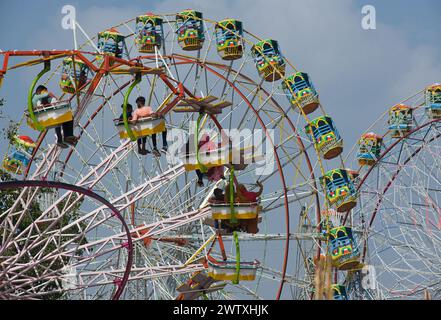 Jeunes couples indiens appréciant une balade sur grande roue dans le sol de la ville désertique de Pushkar, Rajasthan, Inde, Asie Banque D'Images