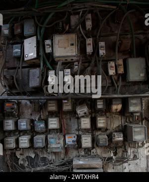 Compteurs d'électricité sur le mur d'une entrée d'un bâtiment, Kolkata, Inde Banque D'Images