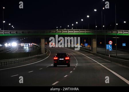 Varsovie, Pologne - 10 mars 2024 - passage supérieur sur l'autoroute S2 - photographie de nuit Banque D'Images