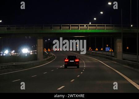 Varsovie, Pologne - 10 mars 2024 - passage supérieur sur l'autoroute S2 - photographie de nuit Banque D'Images