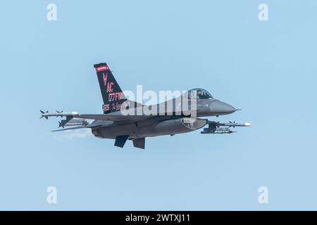 Derek B. Routt, commandant de la 177th Fighter Wing, pilote un F-16C Fighting Falcon le 8 février 2023, à la 177th Fighter Wing, Egg Harbor Banque D'Images