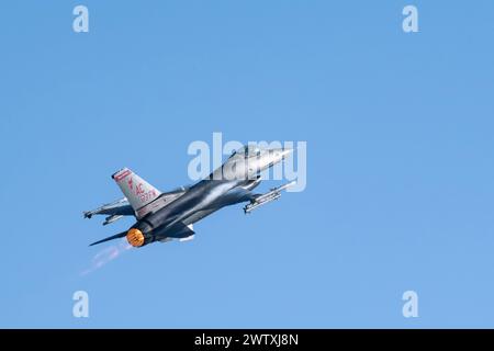 Derek B. Routt, commandant de la 177th Fighter Wing, pilote un F-16C Fighting Falcon le 8 février 2023, à la 177th Fighter Wing, Egg Harbor Banque D'Images