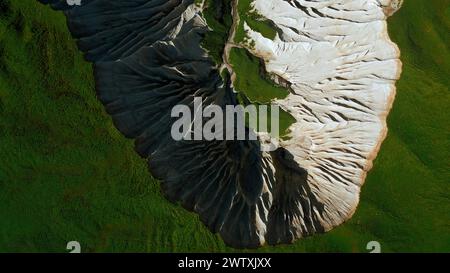 Vue de dessus du pic de montagne pittoresque. Agrafe. Formations de pierres gelées et herbe verte. Banque D'Images