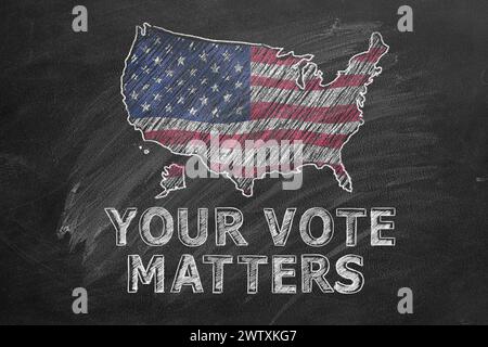 L'inscription YOUR VOTE MATTERS et la carte des États-Unis aux couleurs du drapeau américain est dessinée à la craie sur un tableau noir. Élection PRÉSIDENTIELLE AMÉRICAINE 2024. Banque D'Images