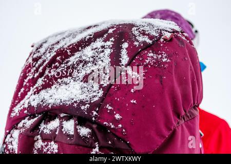 Un routard d'hiver portant un sac à dos Osprey avec un saupoudrage de neige dessus Banque D'Images