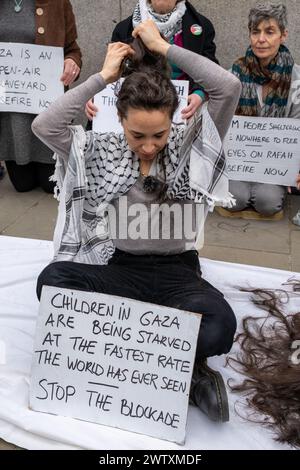 Londres, Royaume-Uni, 19 mars 2024. Activiste se rasent la tête devant les chambres du Parlement en solidarité avec les femmes de Gazza. Crédit : James Willoughby Banque D'Images