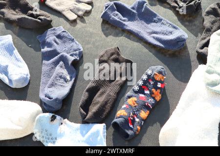 Un tas de chaussettes bleues électriques dans un emballage plastique sur la table Banque D'Images