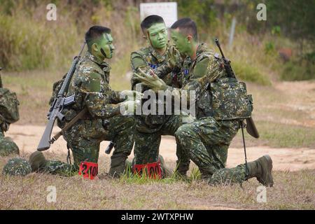 © Mandi Heshmati/MAXPPP - Taichung 20/03/2024 A Taiwan, la duree du service militaire a ete ramenee a un an en janvier dernier. Une mesure decidee par la presidente Tsai Ing Wen dans le contexte des tensions grandissantes avec la Chine. Les jeunes conscrits concernent ont begin une formation de huit semaines en janvier dernier. Son but, transformer un simple civil en conscrit capable de manier les armes. A l issue de cette formation, ils ont du se plier a un test comprenant entre autres leur camouflage et une simulation d assaut. Taichung 03/20/2024 à Taiwan, la durée du service militaire Banque D'Images