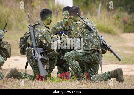 © Mandi Heshmati/MAXPPP - Taichung 20/03/2024 A Taiwan, la duree du service militaire a ete ramenee a un an en janvier dernier. Une mesure decidee par la presidente Tsai Ing Wen dans le contexte des tensions grandissantes avec la Chine. Les jeunes conscrits concernent ont begin une formation de huit semaines en janvier dernier. Son but, transformer un simple civil en conscrit capable de manier les armes. A l issue de cette formation, ils ont du se plier a un test comprenant entre autres leur camouflage et une simulation d assaut. Taichung 03/20/2024 à Taiwan, la durée du service militaire Banque D'Images