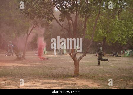 © Mandi Heshmati/MAXPPP - Taichung 20/03/2024 A Taiwan, la duree du service militaire a ete ramenee a un an en janvier dernier. Une mesure decidee par la presidente Tsai Ing Wen dans le contexte des tensions grandissantes avec la Chine. Les jeunes conscrits concernent ont begin une formation de huit semaines en janvier dernier. Son but, transformer un simple civil en conscrit capable de manier les armes. A l issue de cette formation, ils ont du se plier a un test comprenant entre autres leur camouflage et une simulation d assaut. Taichung 03/20/2024 à Taiwan, la durée du service militaire Banque D'Images