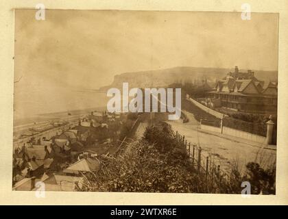 Photographie vintage de station balnéaire britannique, machines de baignade sur la plage, Hôtel, années 1880, lieu inconnu, victorien 19ème siècle Banque D'Images