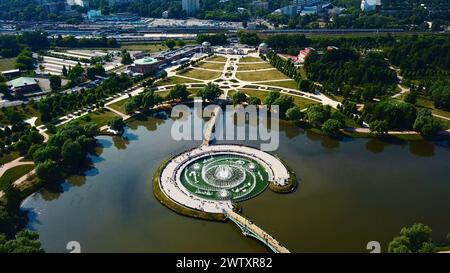 Chemins de paysage géométrique et fontaines. Créatif. Vue de dessus du parc ornemental avec chemins et fontaine. Parc historique avec fontaine dans l'étang et Banque D'Images