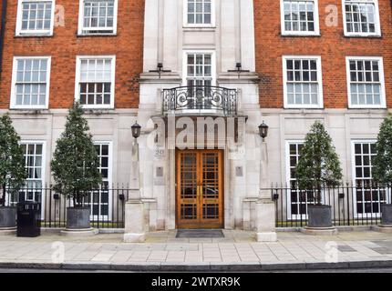 Londres, Royaume-Uni. 20 mars 2024. Vue extérieure de la London Clinic, car des rapports indiquent qu'une enquête a été ouverte à la suite d'allégations selon lesquelles un membre du personnel aurait tenté d'accéder aux dossiers médicaux privés de la Princesse de Galles pendant son traitement à l'hôpital privé. Crédit : Vuk Valcic/Alamy Live News Banque D'Images