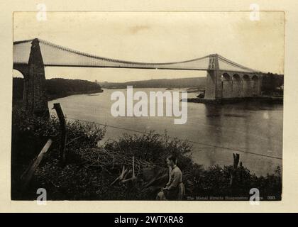 Photographie vintage du pont suspendu de Menai un pont suspendu enjambant le détroit de Menai entre l'île d'Anglesey et le continent du pays de Galles. Conçu par Thomas Telford et achevé en 1826, il s'agit du premier pont suspendu majeur au monde, datant des années 1880, du XIXe siècle victorien Banque D'Images