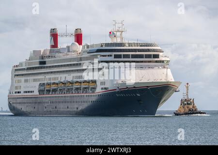 Fred Olsen Cruise Liner Borealis escorté à travers le port de Trinity Inlet Leads par l'un des remorqueurs de l'Autorité portuaire à Cairns, en Australie. Banque D'Images