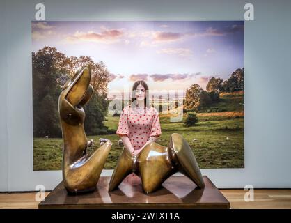 Compton Verney Warwickshire, Royaume-Uni. 20 mars 2024. Henry Moore, Working Model for Two Piece Recailing figure : Cut the Exhibition, présentera les nombreuses façons différentes dont les jardins ont été représentés, qu'ils soient imaginés, formels ou naturalistes.22 mars. 16 juin 24. (Sous embargo jusqu'au 21 mars 00:01) crédit : Paul Quezada-Neiman/Alamy Live News Banque D'Images