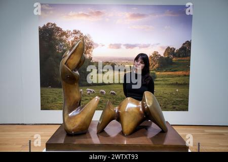 Compton Verney Warwickshire, Royaume-Uni. 20 mars 2024. Henry Moore, Working Model for Two Piece Recailing figure : Cut the Exhibition, présentera les nombreuses façons différentes dont les jardins ont été représentés, qu'ils soient imaginés, formels ou naturalistes.22 mars. 16 juin 24. (Sous embargo jusqu'au 21 mars 00:01) crédit : Paul Quezada-Neiman/Alamy Live News Banque D'Images