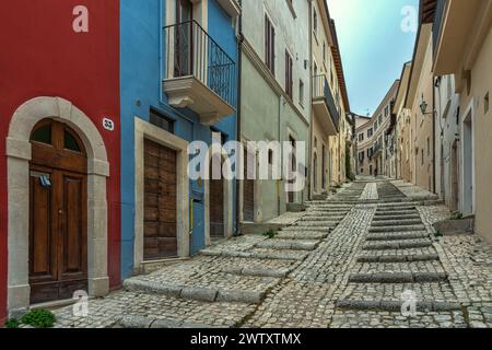 Costa Masciarelli est une rue dans le centre historique de L'Aquila dans l'un des quartiers médiévaux les mieux conservés de la ville. L'Aquila, Abruzzes, moi Banque D'Images