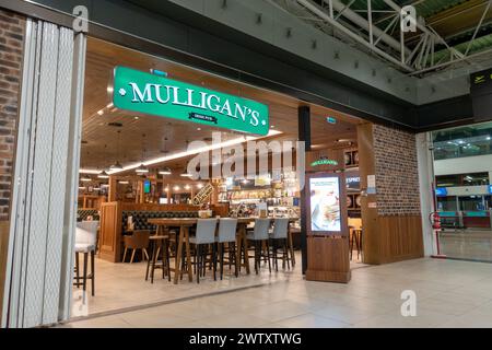 Mulligan's Irish Pub Store à l'aéroport international de Faro dans le salon des départs internationaux, servant une cuisine irlandaise et un petit déjeuner tôt le matin Banque D'Images