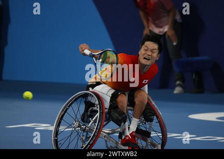 Tokyo, Japon. 20 mars 2024. Le Japonais Shingo Kunieda vu en action lors du match pour la médaille d'or de tennis en fauteuil roulant unique masculin le jour 11 à Tokyo 2020. Le japonais Shingo Kunieda a remporté la médaille d'or pour la quatrième fois en battant le néerlandais Tom Egberink. Le héros du pays hôte Shingo Kunieda, du Japon, a remporté la quatrième médaille d’or de sa carrière en battant Tom Egberink, des pays-Bas, en deux sets en simple masculin, samedi 4 septembre, dernier jour du tournoi de tennis en fauteuil roulant aux Jeux paralympiques de Tokyo 2020. Crédit : SOPA images Limited/Alamy Live News Banque D'Images