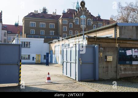 Bautzen Stasi Knast Gedenkstätte Im sächsischen Bautzen Gab es historisch zwei Gefängnisse, die heute insbesondere für Unrecht und politische Verfolgung in der Sowjetischen Besatzungszone und in der DDR bekannt sind. Zwischen 1902 und 1906 wurde an der Lessingstraße in der Bautzener Ostvorstadt ein großzügiges neues Gerichtsgebäude errichtet, dem ein Vollzugskomplex angeschlossen War. Dieser umfasste 134 Einzel-, 23 Dreimann-, 2 Durchgangs-, 4 Kranken- und 5 Arrestzellen. Von 1945 bis 1949 diente es der sowjetischen Militärverwaltung als Untersuchungsgefängnis, von WO aus die Verurteilten dire Banque D'Images