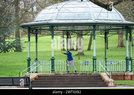 Stourbridge, Royaume-Uni. 20 mars 2024. Météo britannique : un gentleman mûr garde la forme et reste au chaud dans Mary Stevens Park par une journée humide et couverte à Stourbridge, dans les West Midlands, en profitant de ses exercices quotidiens seul sur le kiosque à musique du parc public. Crédit : Lee Hudson/Alamy Live News Banque D'Images