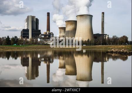 Eschweiler, Allemagne. 20 mars 2024. La centrale au lignite de Weisweiler de RWE se reflète dans une flaque d'eau sur un champ. La centrale électrique de Weisweiler est une centrale électrique à charge de base exploitée par RWE Power utilisant du lignite. Le lignite provient de la mine à ciel ouvert d'Inden. Crédit : Oliver Berg/dpa/Alamy Live News Banque D'Images