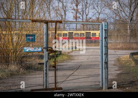 Berlin Pankow OT Heinersdorf : rund um den Bahnhof Pankow Heinersdorf mit seinem signifikanten Ringlokschuppen soll auf dem Areal das Bauprojekt Pankower Tor zwischen Pasewalker Straße, Damerowstraße sowie Granitzstraße entstehen um geschützte Tierarten umzusiedeln, Soll die benachbarte Kleingartenanlage KGA Feuchter Winkel einbezogen werden - 20.03.2024 Berlin Pankow *** Berlin Pankow OT Heinersdorf autour de la gare de Pankow Heinersdorf avec son important carrefour, le projet de construction Pankower Tor doit être construit sur le site entre Pasewalker Straße, Damerowstraße et Granitz Banque D'Images