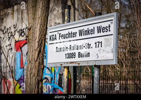 Berlin Pankow OT Heinersdorf : rund um den Bahnhof Pankow Heinersdorf mit seinem signifikanten Ringlokschuppen soll auf dem Areal das Bauprojekt Pankower Tor zwischen Pasewalker Straße, Damerowstraße sowie Granitzstraße entstehen um geschützte Tierarten umzusiedeln, Soll die benachbarte Kleingartenanlage KGA Feuchter Winkel einbezogen werden - 20.03.2024 Berlin Pankow *** Berlin Pankow OT Heinersdorf autour de la gare de Pankow Heinersdorf avec son important carrefour, le projet de construction Pankower Tor doit être construit sur le site entre Pasewalker Straße, Damerowstraße et Granitz Banque D'Images